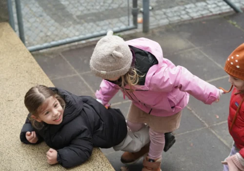 Kindergarten Pasitos Kinder spielen auf dem Spielplatz