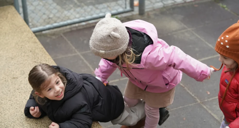 Kindergarten Pasitos Kinder spielen auf dem Spielplatz