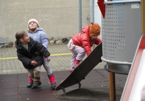 Kindergarten Pasitos Kinder spielen auf dem Spielplatz 2