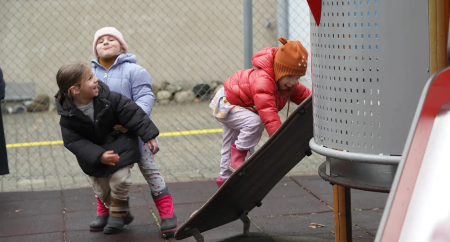 Kindergarten Pasitos Kinder spielen auf dem Spielplatz 2