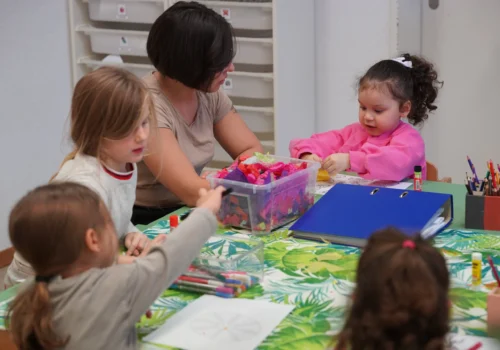 Kindergarten Pasitos in Zürich-Kinder sitzen am Tisch