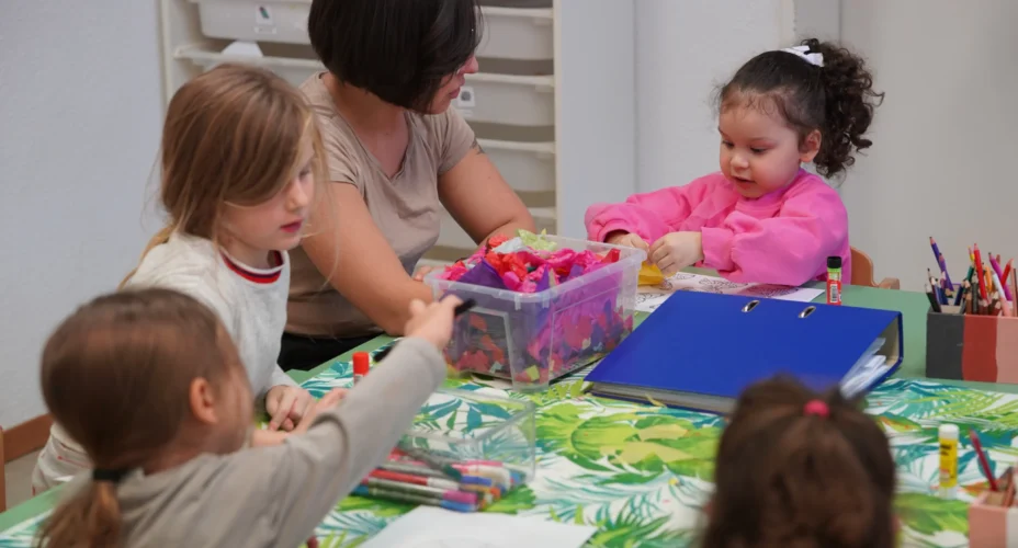 Kindergarten Pasitos in Zürich-Kinder sitzen am Tisch