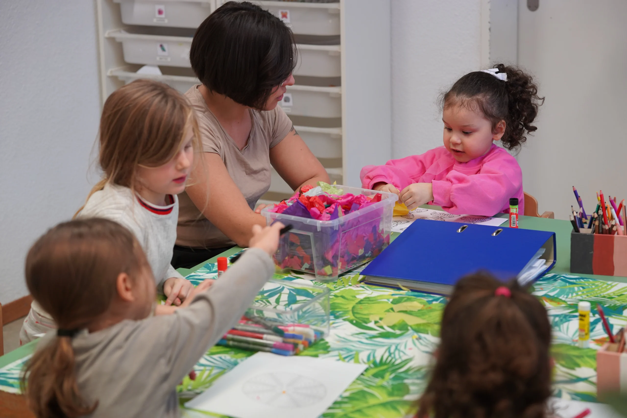 Kindergarten Pasitos in Zürich-Kinder sitzen am Tisch